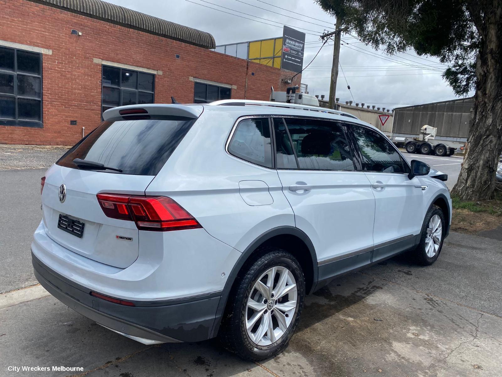 VOLKSWAGEN TIGUAN 2019 Right Front Door