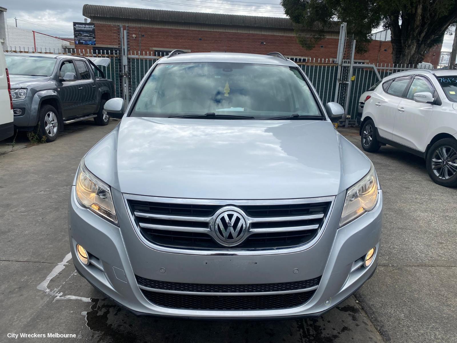 VOLKSWAGEN TIGUAN 2010 Left Front Door