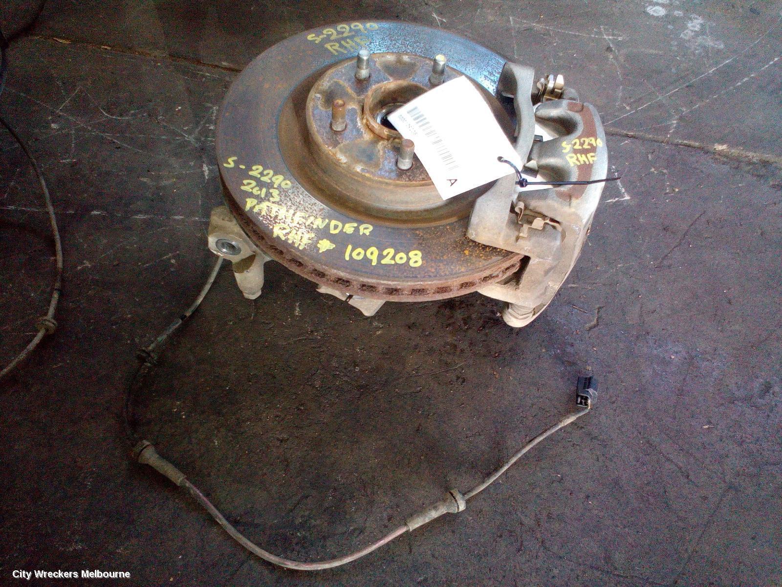 NISSAN PATHFINDER 2013 Right Front Hub Assembly