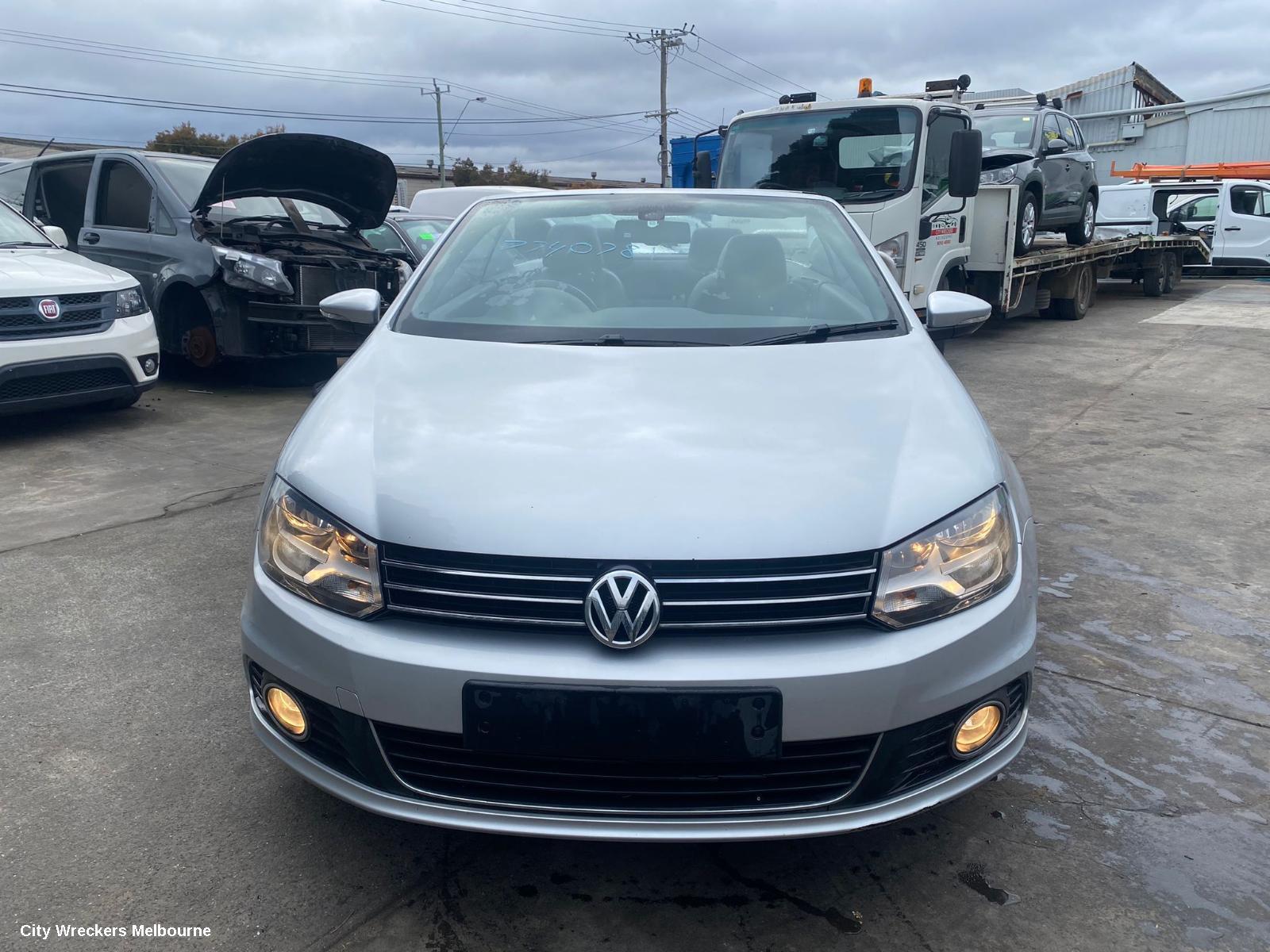 VOLKSWAGEN EOS 2011 Left Front Door