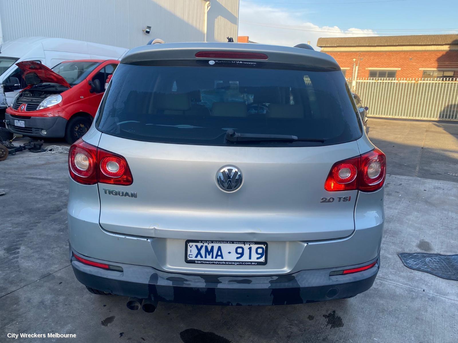 VOLKSWAGEN TIGUAN 2010 Left Door Mirror