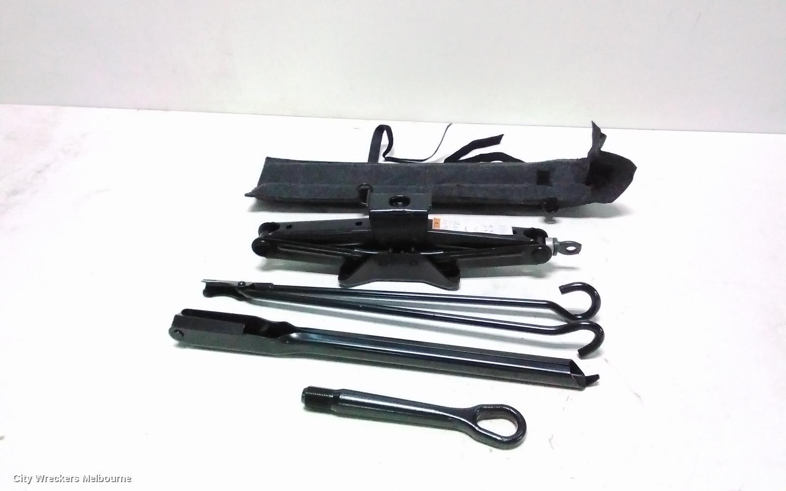 LDV DELIVER 9 2022 Jack/Tool Kit