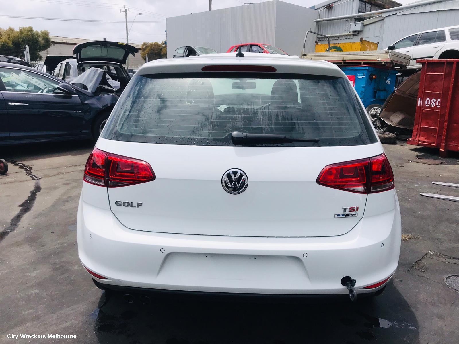 VOLKSWAGEN GOLF 2015 Right Front Window Reg/Motor