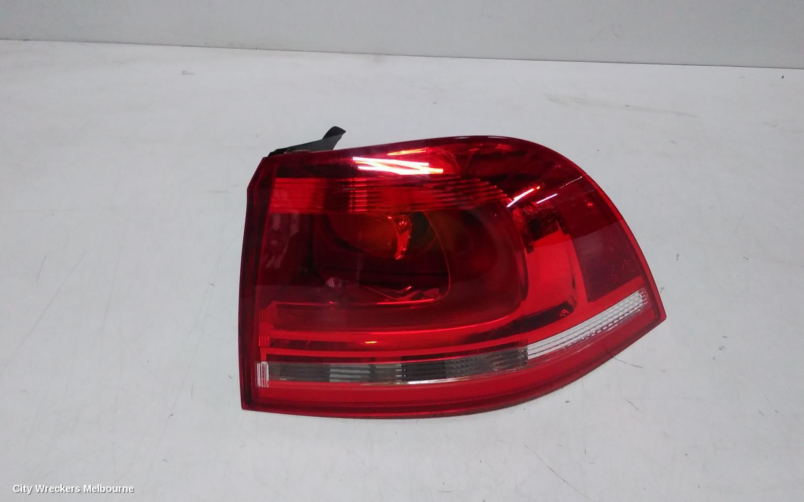 VOLKSWAGEN TOUAREG 2016 Right Taillight