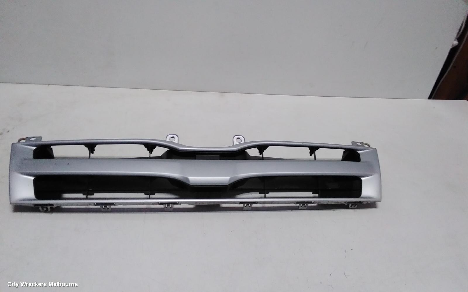 TOYOTA HIACE 2010 Grille