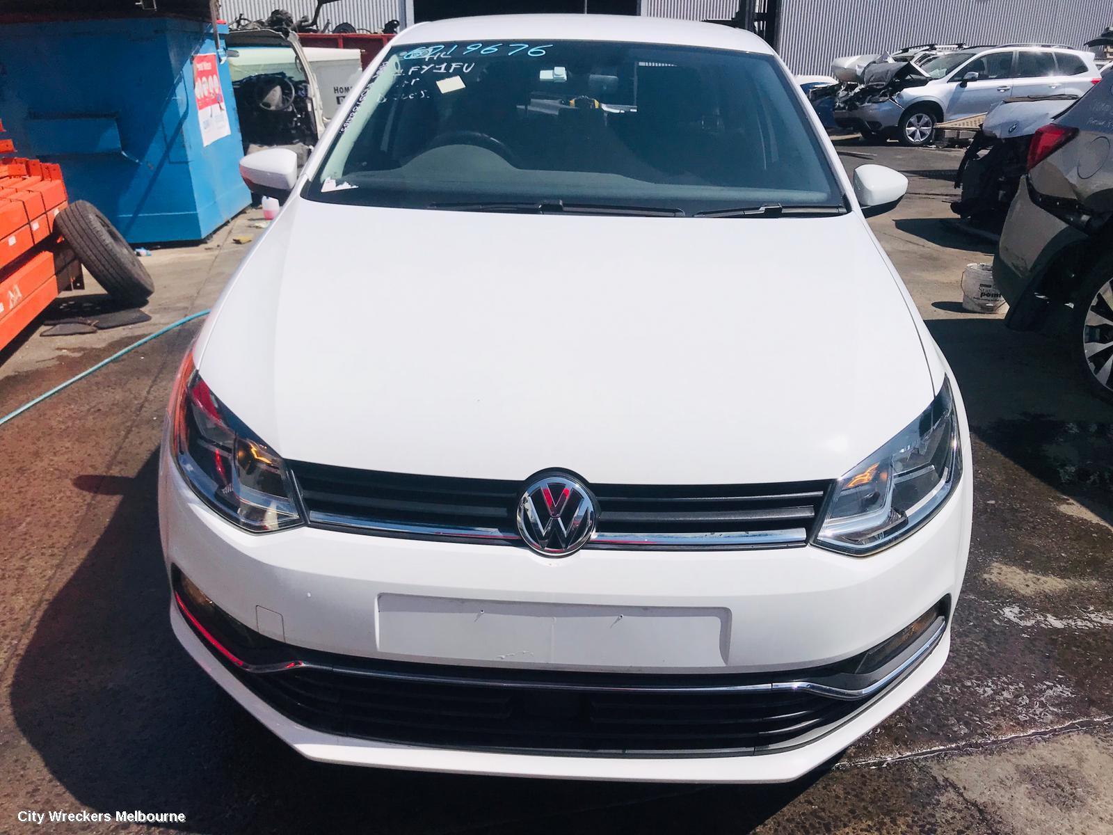 VOLKSWAGEN POLO 2016 Right Guard Liner