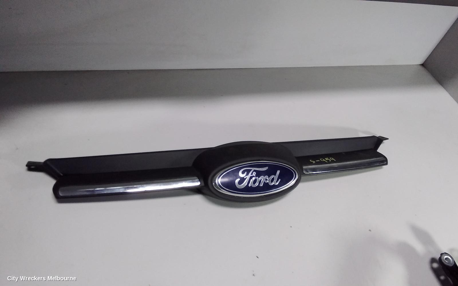 FORD FOCUS 2011 Grille
