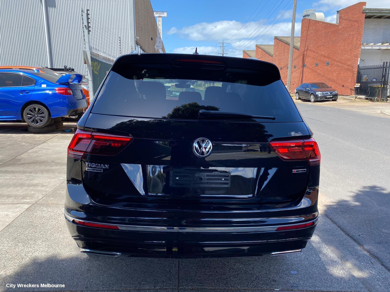 VOLKSWAGEN TIGUAN 2019 Grille