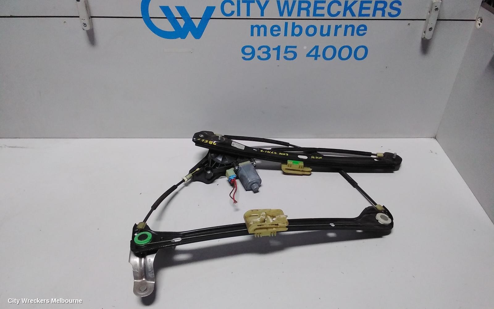 VOLKSWAGEN GOLF 2015 Right Front Window Reg/Motor