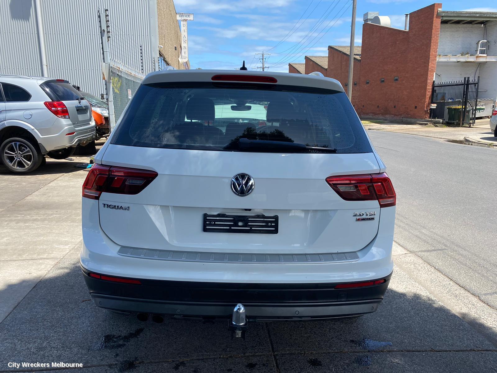 VOLKSWAGEN TIGUAN 2017 Right Rear Door Window