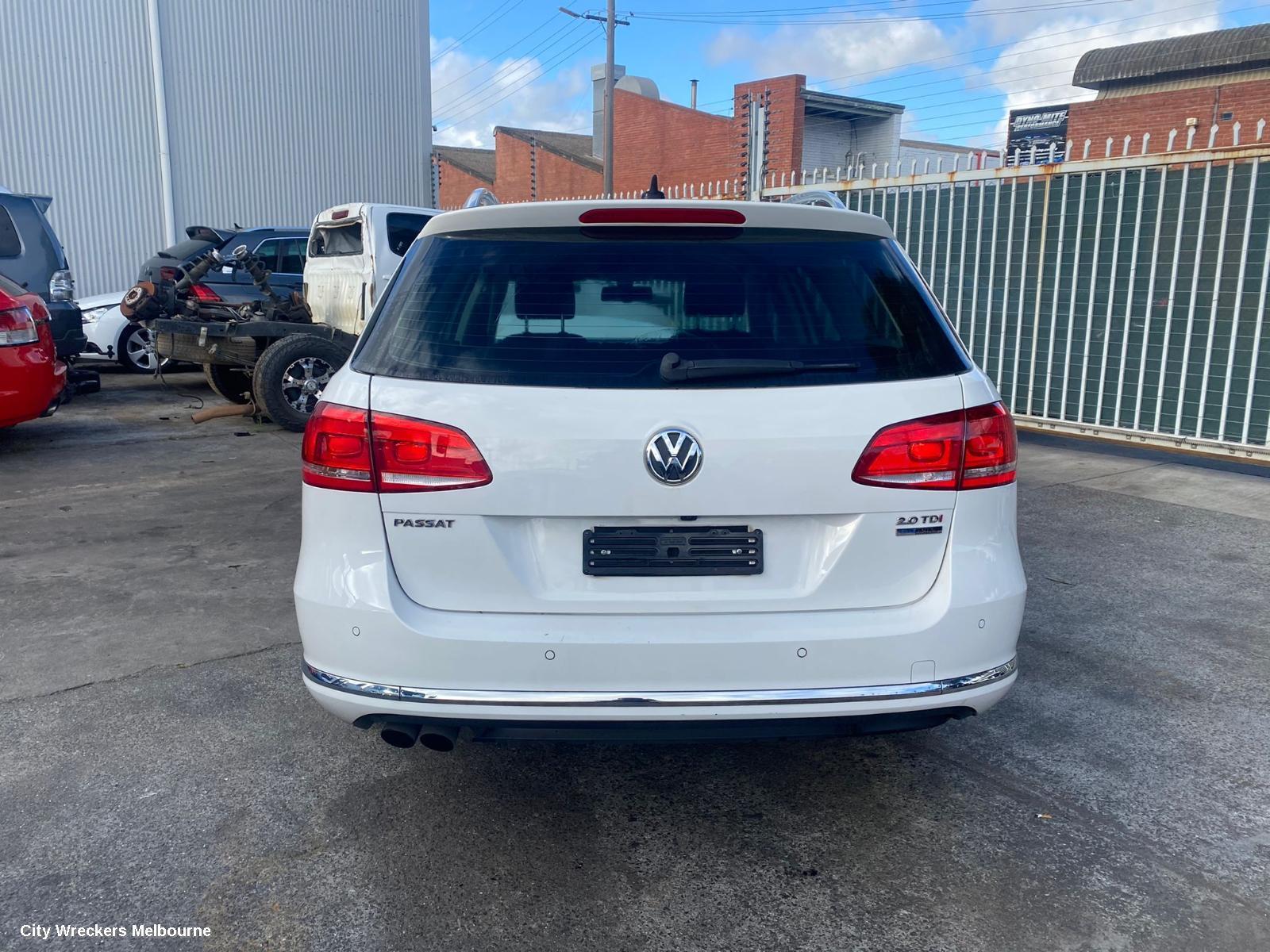 VOLKSWAGEN PASSAT 2015 Left Front Door