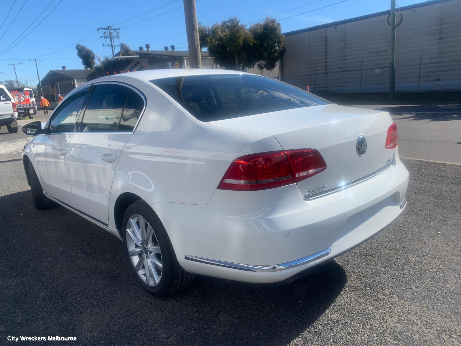 VOLKSWAGEN PASSAT 2011 Right Taillight