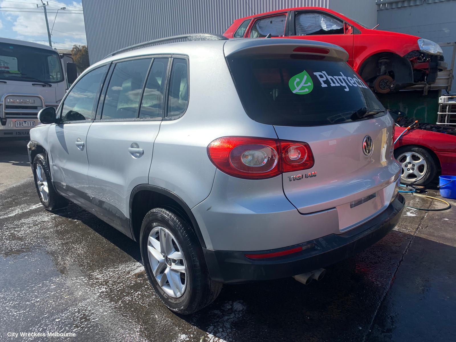 VOLKSWAGEN TIGUAN 2011 Right Front Door