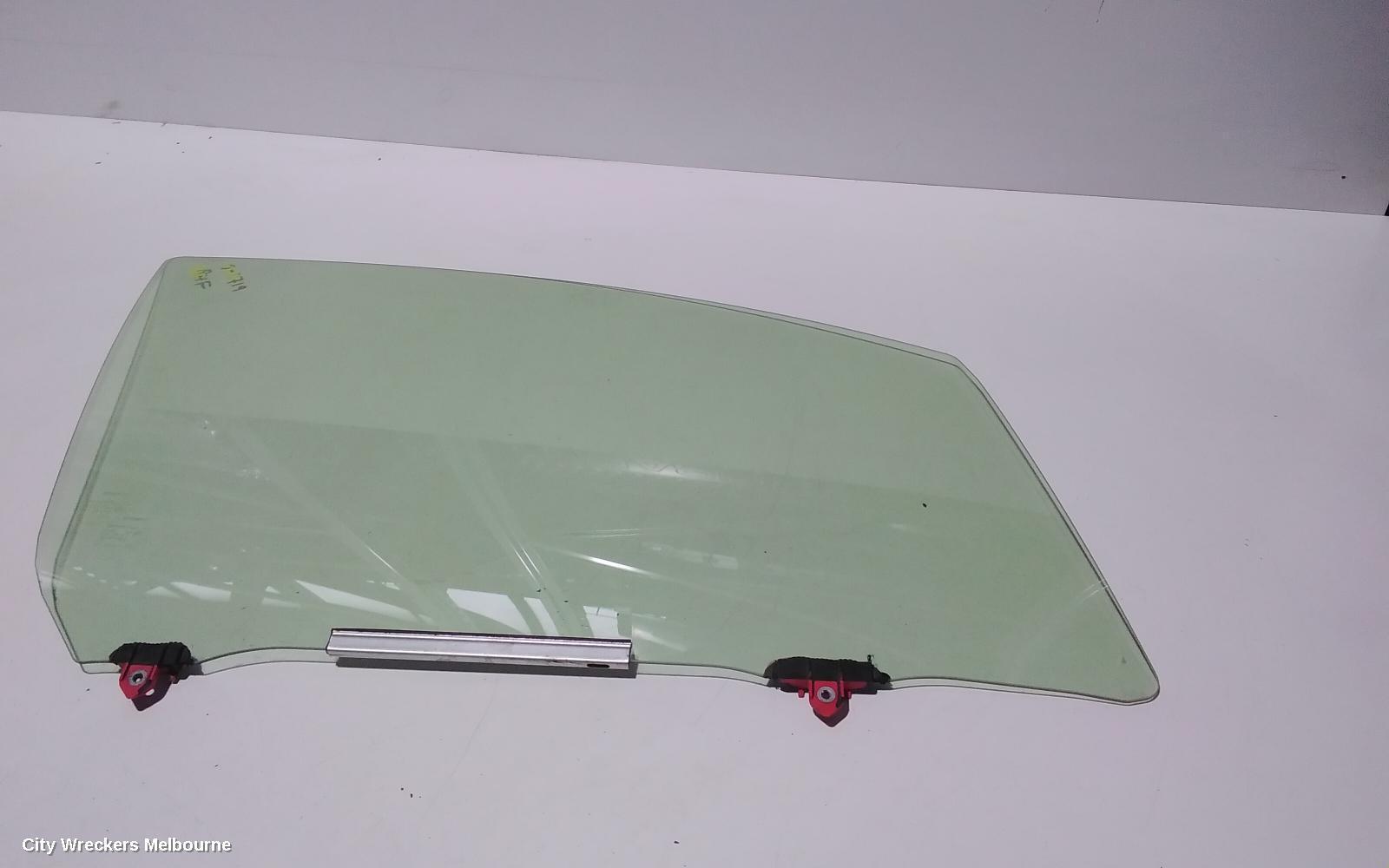 TOYOTA YARIS 2015 Right Front Door Window