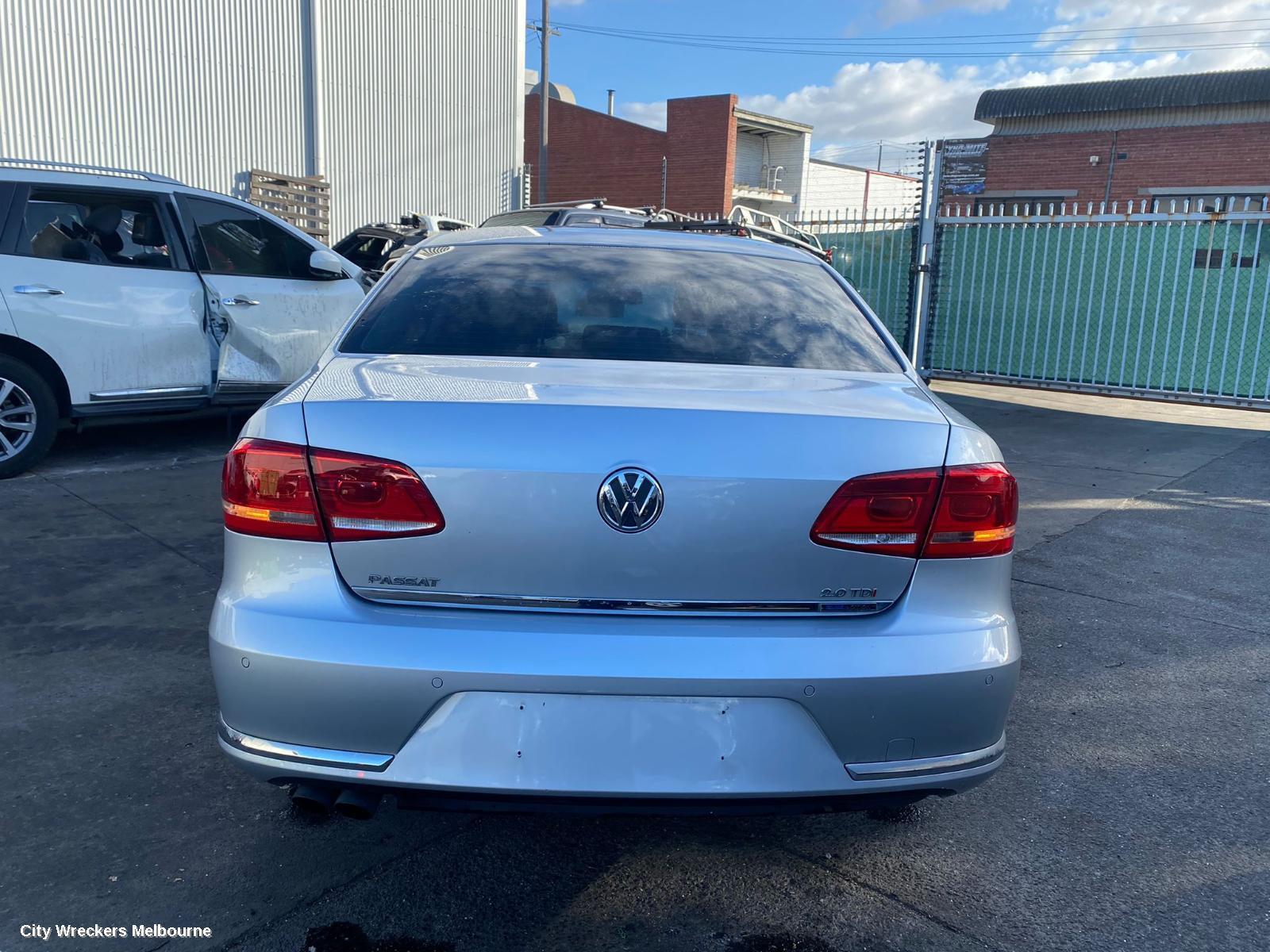 VOLKSWAGEN PASSAT 2013 Right Front Door